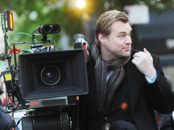 Nolan pose près d'une caméra Imax