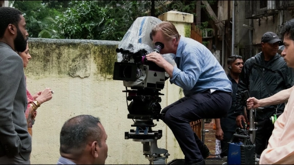 Nolan fait des prises de vue sur le tournage de Tenet